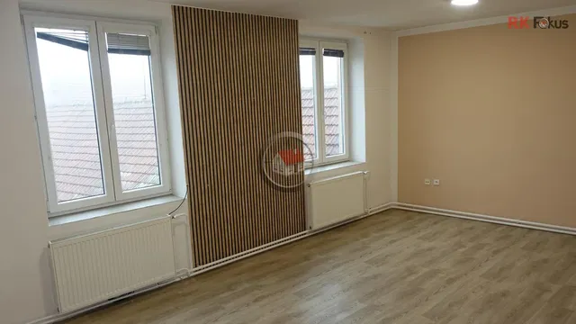 Хол; естествена светлина, дървен под, ремонтиран