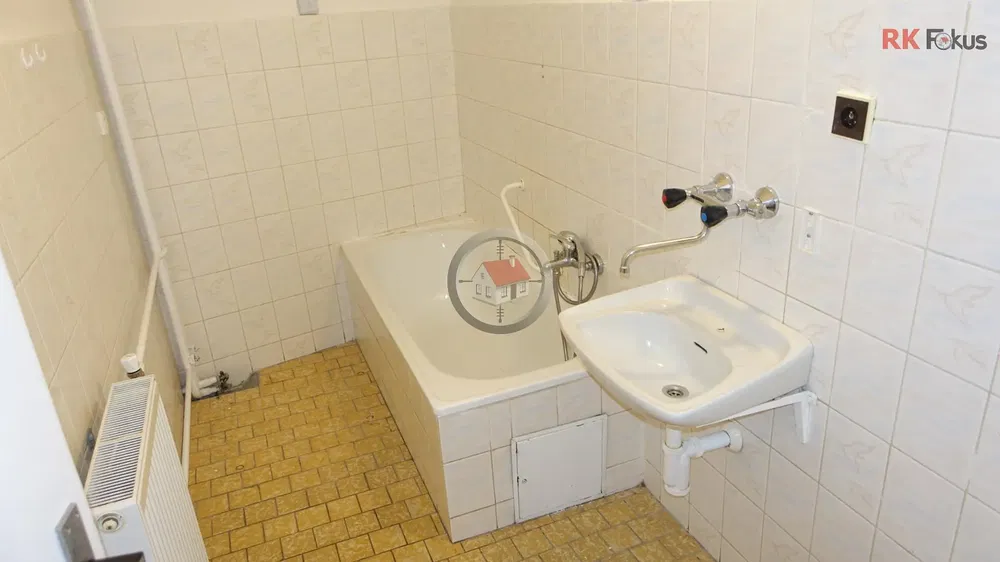 Badezimmer; fliesenboden, renovierungsbedürftig