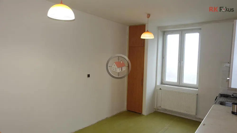 Küche; renovierungsbedürftig, tageslicht