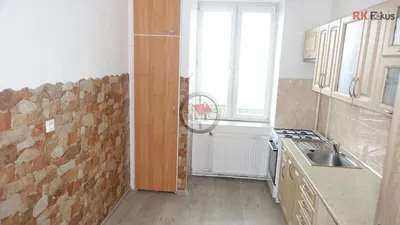 Kuhinja; kuhinjski aparati, pločice, prirodno svjetlo