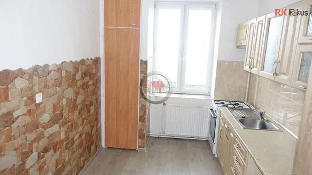 Кухня; кухненски уреди, плочки, естествена светлина