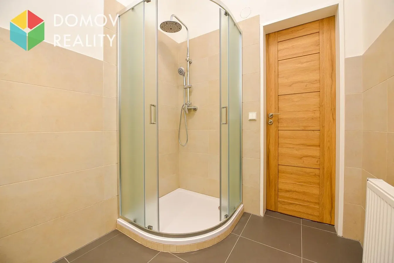 Baño; suelo de baldosas, renovado, luz natural