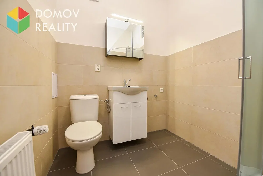 Aseo; suelo de baldosas, renovado, luz natural, estilo moderno