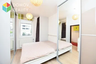 Спаваћа соба; дрвени под, природно светло, модерни стил