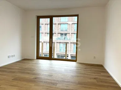 Dnevna soba; pogled, drveni pod, prirodno svjetlo