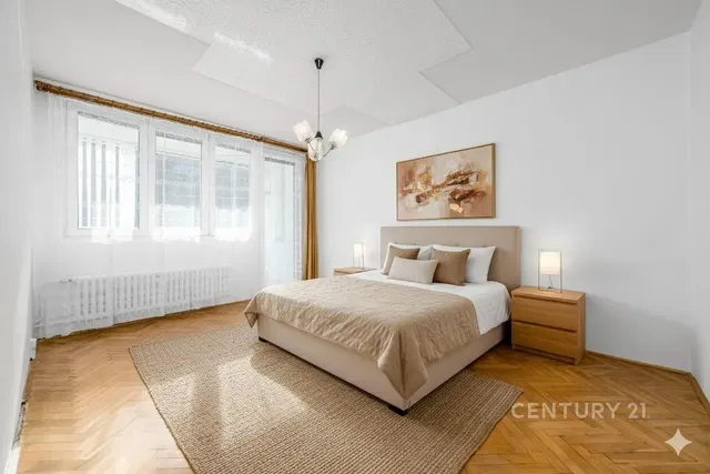 Спалня; естествена светлина, дървен под, модерен стил