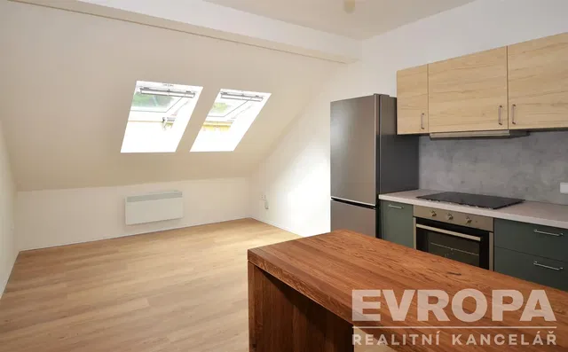 Mutfak; doğal ışık, ahşap zemin, tadilatlı