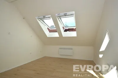 Детска стая; естествена светлина, плочки, ремонтиран