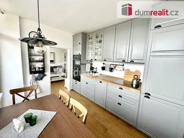 Кухня; кухненски уреди, дървен под, естествена светлина, модерен стил