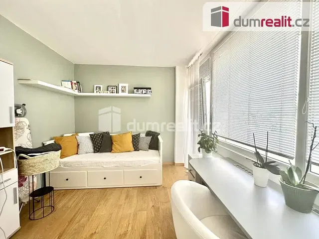 Хол; естествена светлина, модерен стил, дървен под