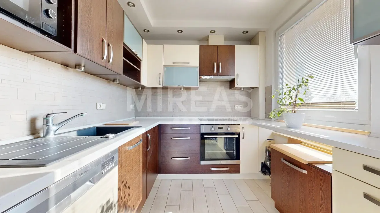 Kuchyňa; kuchynské spotrebiče, prirodzené svetlo, moderný štýl, dlažba, po rekonštrukcii