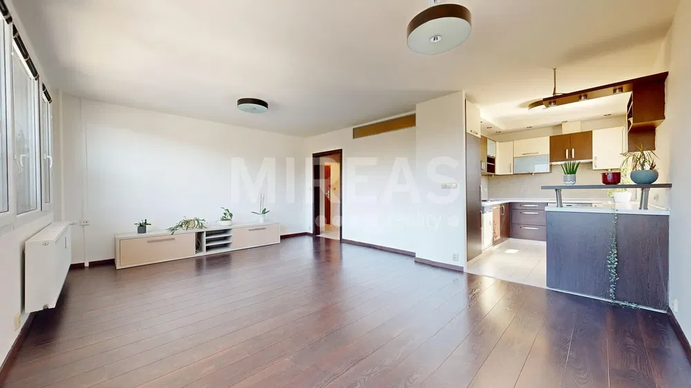 Obývačka; drevená podlaha, prirodzené svetlo, moderný štýl