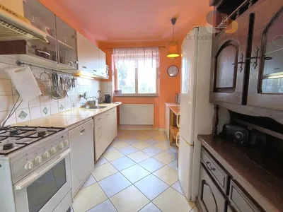 Кухня; кухненски уреди, плочки, естествена светлина