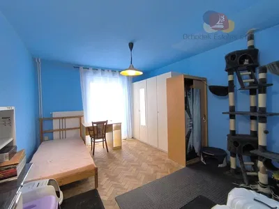 Спалня; естествена светлина, дървен под