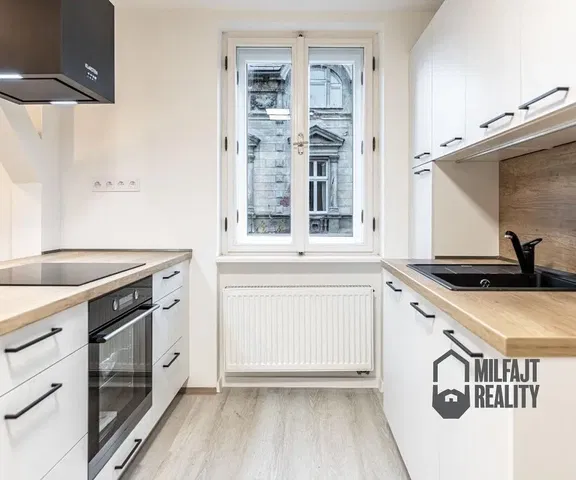 Кухня; кухненски уреди, гледка, естествена светлина