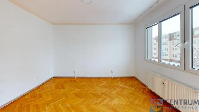 Obývací pokoj; dřevěná podlaha, výhled, přirozené světlo