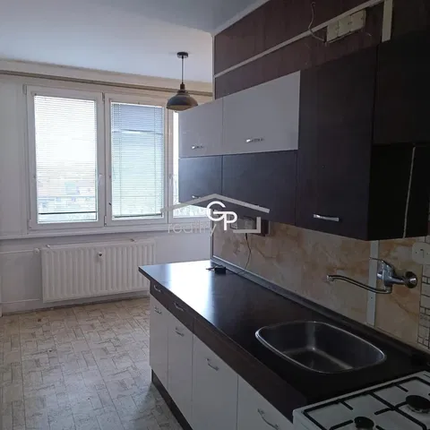 Кухня; кухненски уреди, плочки, естествена светлина