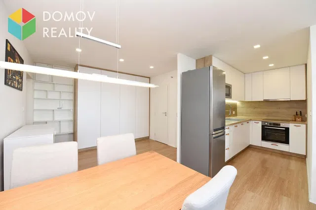 Cocina; electrodomésticos, suelo de madera, renovado, luz natural, estilo moderno