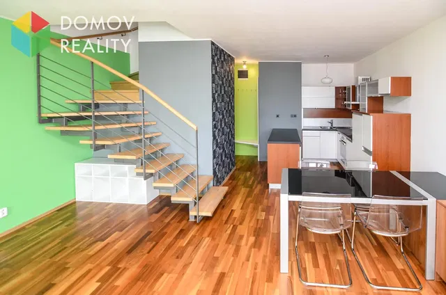 Kuhinja; drveni pod, moderni stil