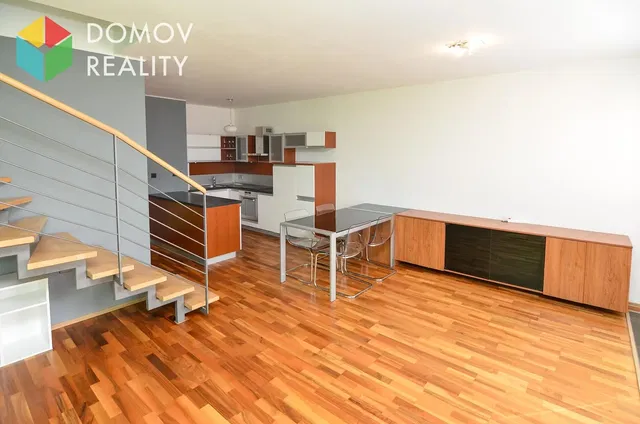 Kuhinja; drveni pod, moderni stil