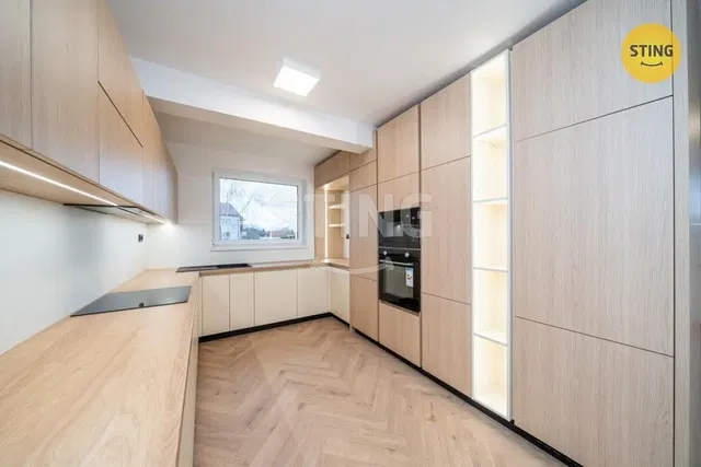 Cucina; elettrodomestici, luce naturale, stile moderno, ristrutturato