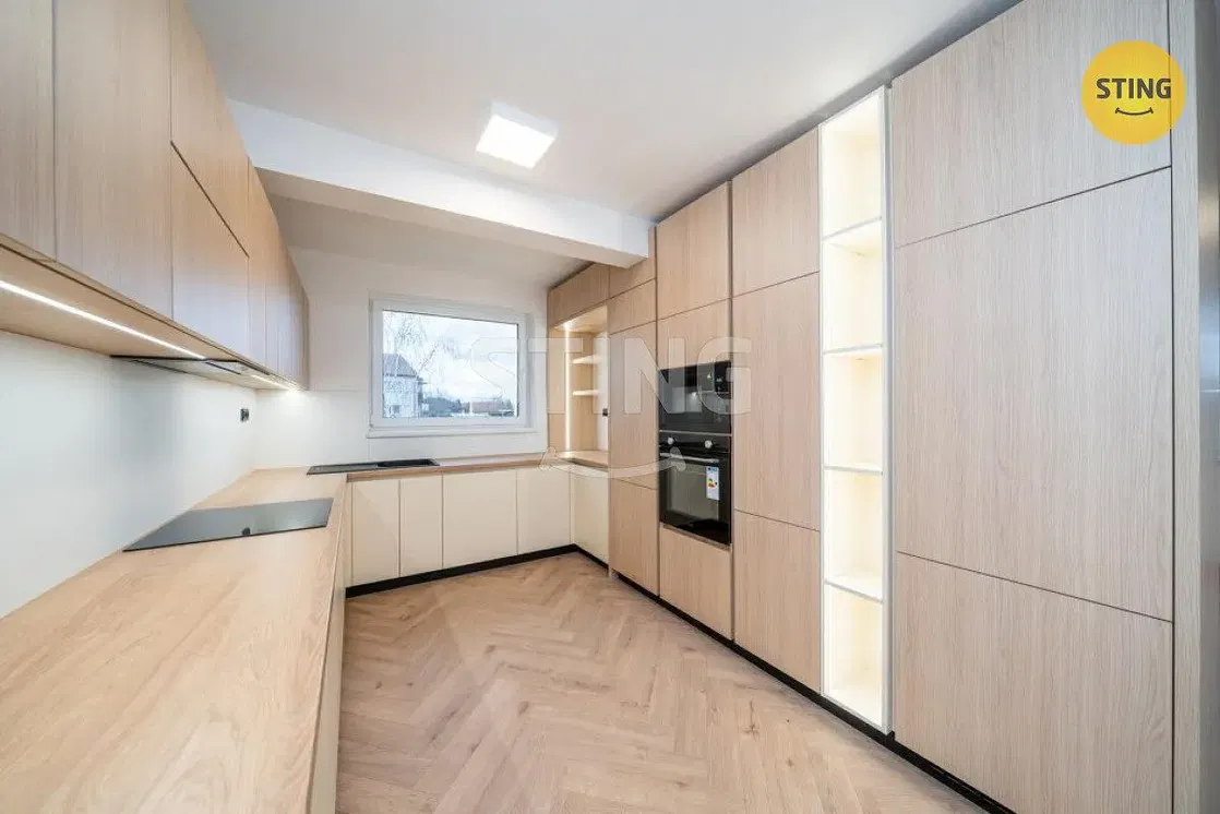 Kuchnia; sprzęt kuchenny, światło dzienne, styl nowoczesny, wyremontowany