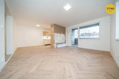 Salon; podłoga drewniana, światło dzienne, wyremontowany