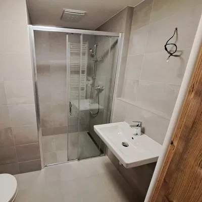 Łazienka; podłoga z płytek, światło dzienne, wyremontowany