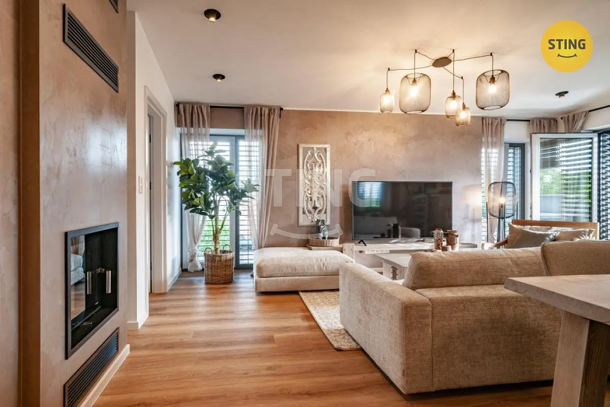 Хол; камина, дървен под, естествена светлина, модерен стил