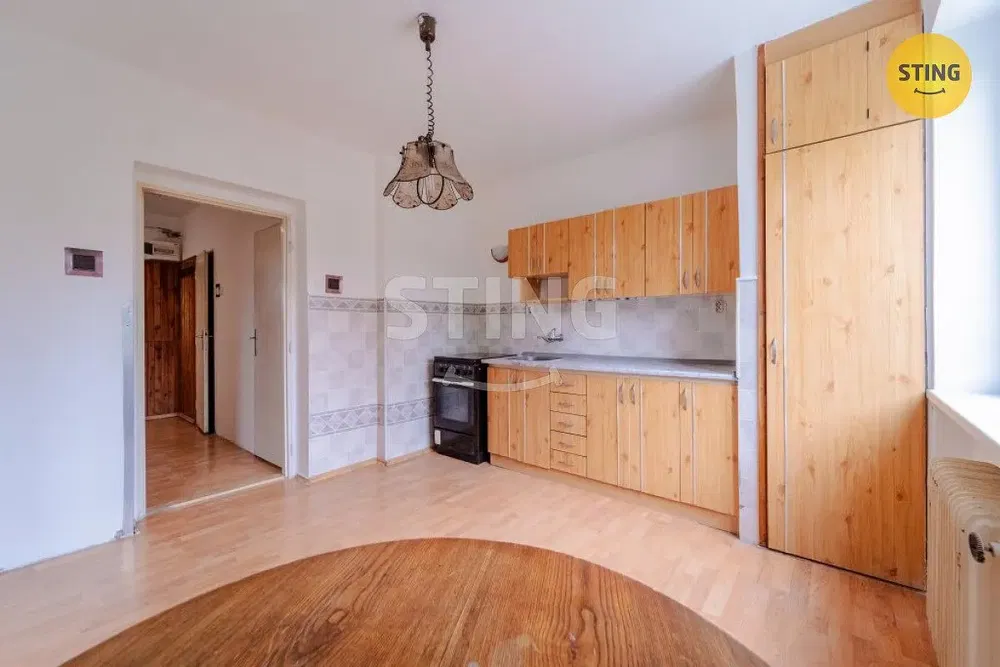 Cocina; electrodomésticos, suelo de madera, luz natural