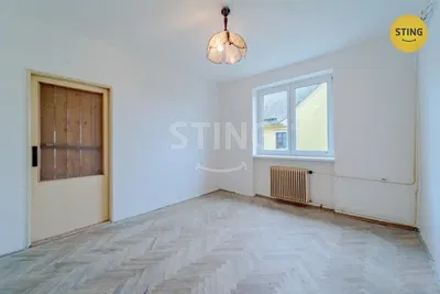 Dormitorio; suelo de madera, luz natural