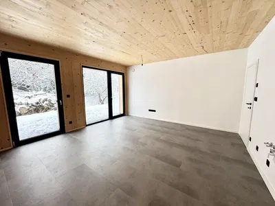 Obývačka; dlažba, výhľad, prirodzené svetlo, po rekonštrukcii, drevené trámy