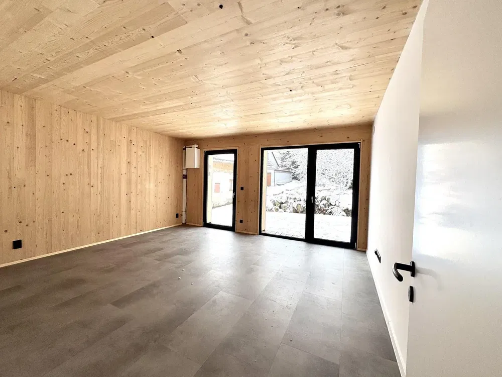 Obývačka; drevené trámy, drevená podlaha, dlažba, prirodzené svetlo, moderný štýl, po rekonštrukcii