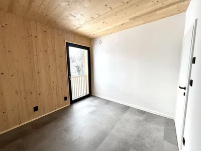 Ostatné; prirodzené svetlo, dlažba, drevené trámy