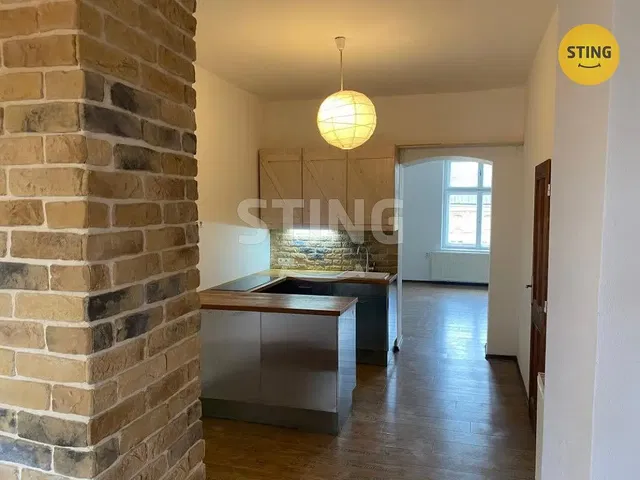 Кухня; дървен под, естествена светлина