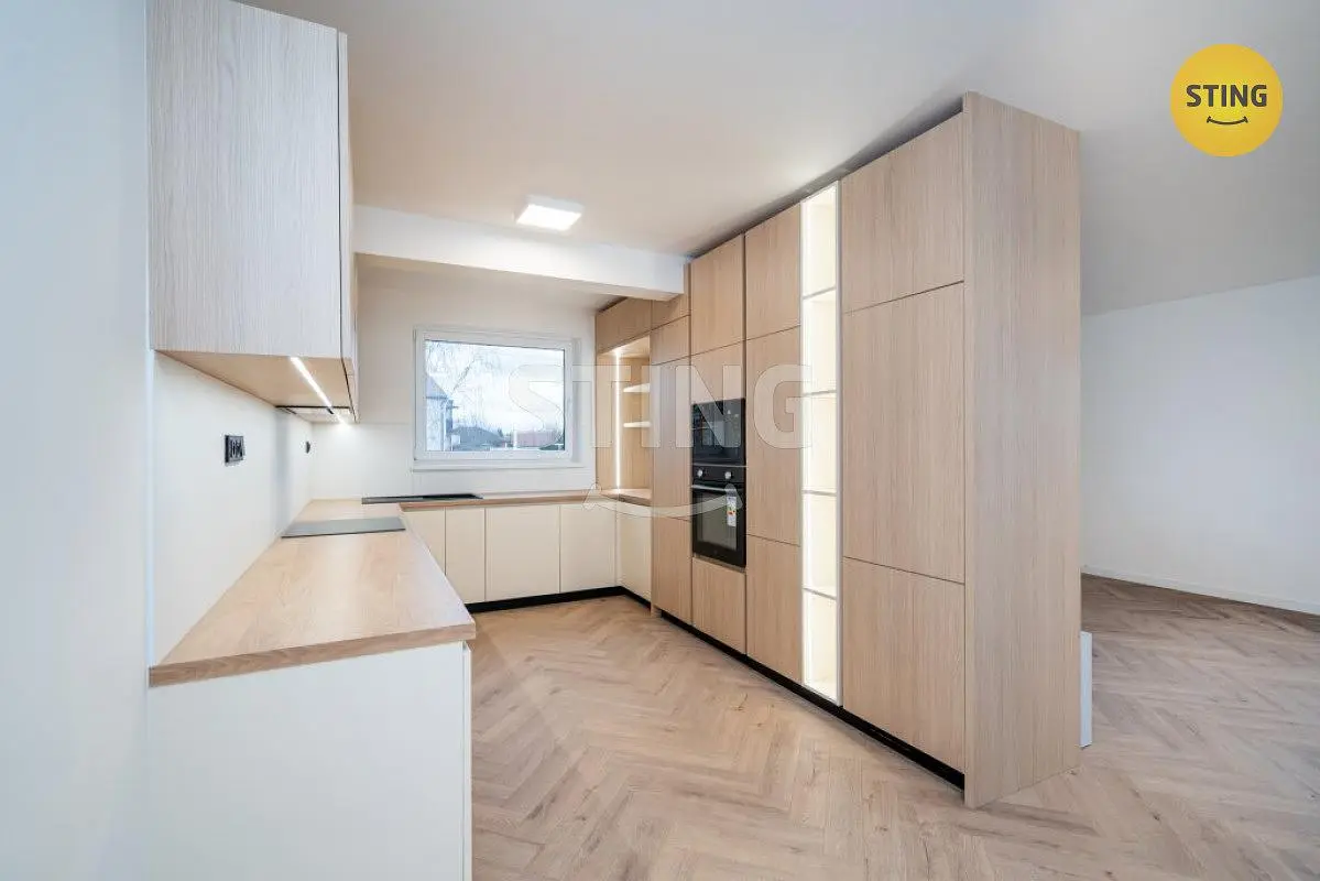 Cuisine; électroménager, vue, rénové, lumière naturelle, style moderne, parquet