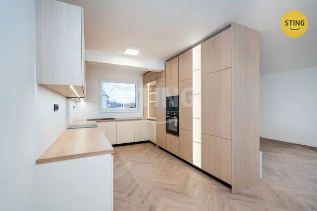 Cucina; elettrodomestici, vista, ristrutturato, luce naturale, stile moderno, pavimento in legno