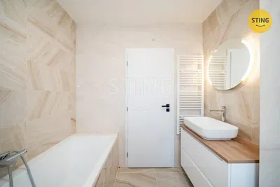 Salle de bain; carrelage, rénové, lumière naturelle, style moderne