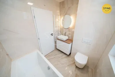 Salle de bain; carrelage, rénové, lumière naturelle