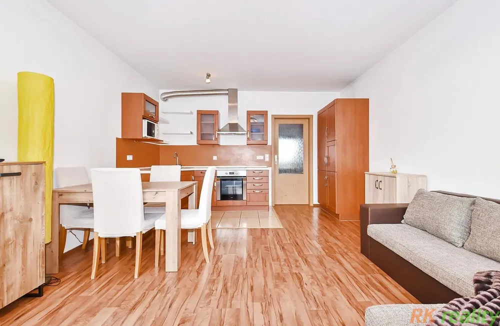Кухня; дървен под, естествена светлина, модерен стил
