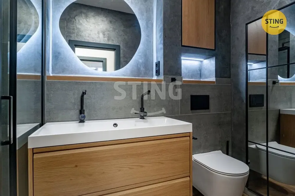 Тоалетна; ремонтиран, модерен стил, естествена светлина