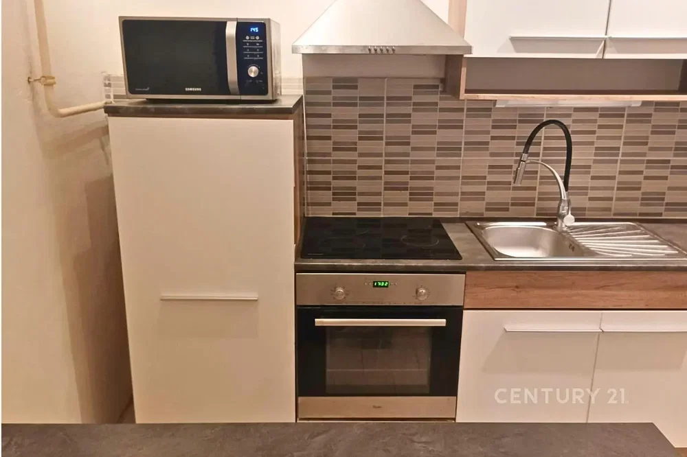 Kitchen; kitchen appliances, renovated