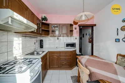 Cucina; elettrodomestici, pavimento in piastrelle