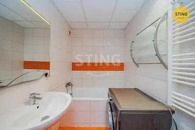 Bagno; pavimento in piastrelle, ristrutturato, luce naturale, stile moderno