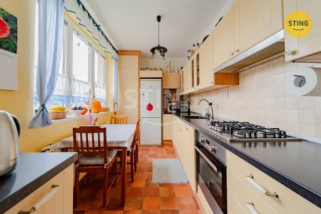 Küche; küchengeräte, fliesenboden, tageslicht, moderner stil