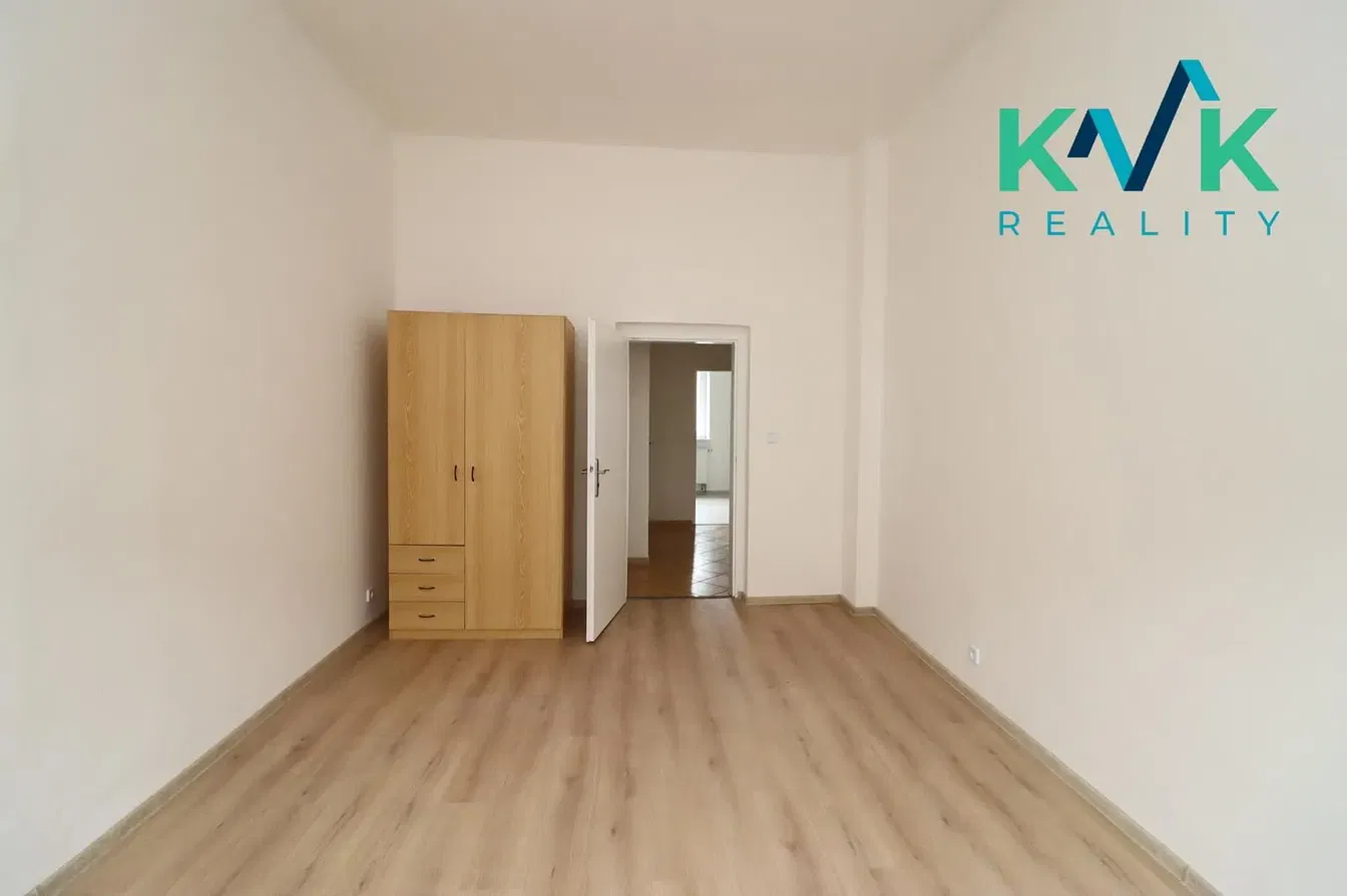 Camera da letto; pavimento in legno, ristrutturato