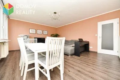 Living room; modern style, wood floor, natural light