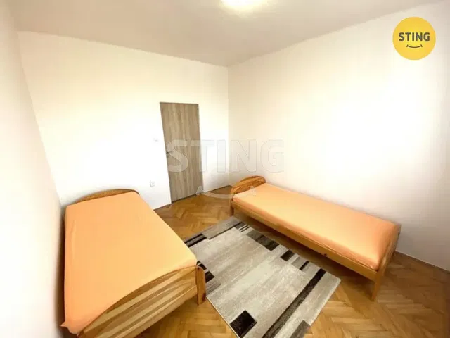 Παιδικό δωμάτιο; ξύλινο πάτωμα, φυσικό φως