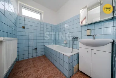 Łazienka; podłoga z płytek, wymaga remontu, światło dzienne