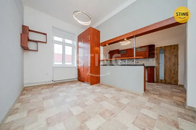 Woonkamer; tegelvloer